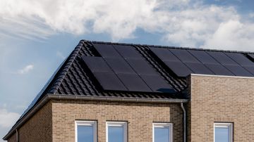 Ausschnitt einer Hausecke mit Solardach
